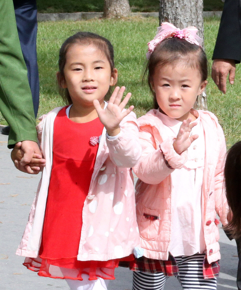 6일 평양 중앙동물원을 찾은 평양 어린이들이 남측 취재진을 향해 손을 흔들고 있다.  평양사진공동취재단