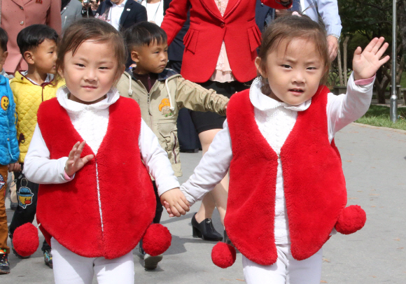 6일 평양 중앙동물원을 찾은 평양 어린이들이 남측 취재진을 향해 손을 흔들고 있다.  평양사진공동취재단