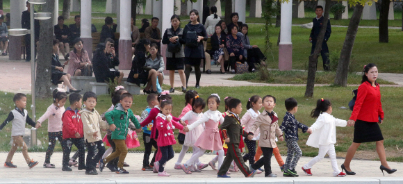 6일 평양 중앙동물원을 찾은 평양 어린이들이 즐거운 시간을 보내고 있다.  평양사진공동취재단