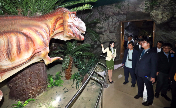 ‘10.4선언 발표 11주년 기념 민족통일대회’ 참석자들이 6일 평양 중앙동물원을 참관하고 있다.  평양사진공동취재단