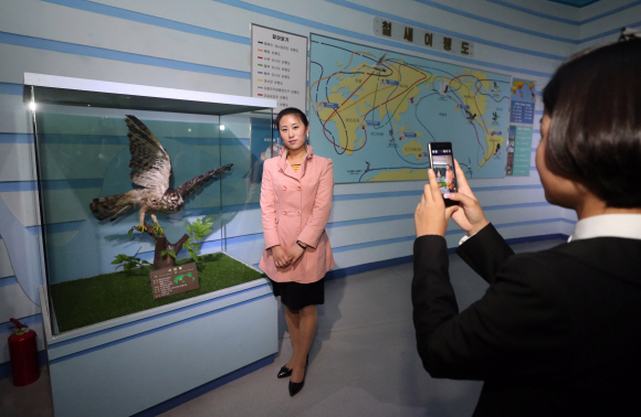 6일 평양 중앙동물원을 찾은 평양시민들이 즐거운 시간을 보내고 있다.  평양사진공동취재단