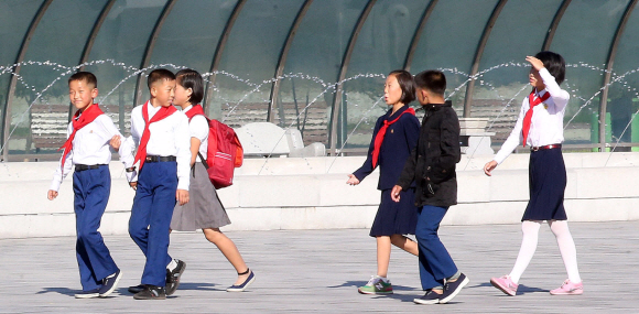 4일 오후 평양 과학기술전당앞을 평양 학생들이 지나고 있다.  평양사진공동취재단