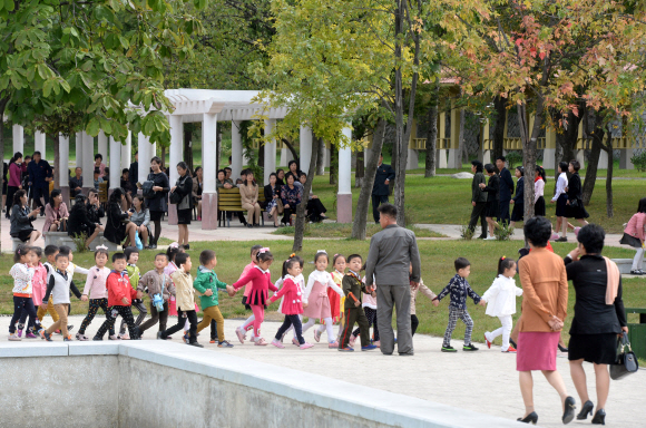 6일 휴일을 맞아 평양 중앙동물원에는 가을나들이에 나선  북한 주민들로 북적이고 있다.  평양사진공동취재단