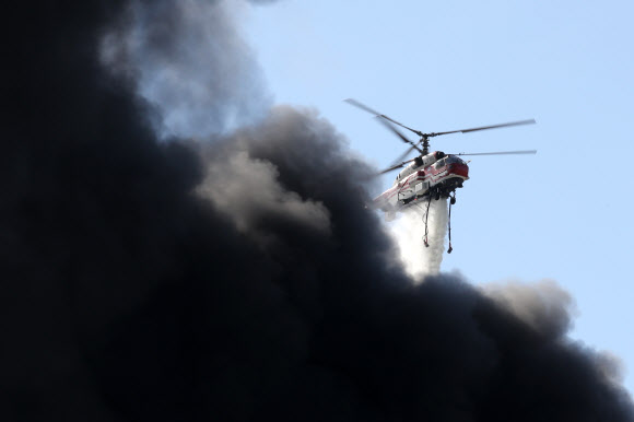 7일 경기도 고양시 덕양구 화전동 대한송유관공사 경인지사 저유소에서 불이 나 소방 헬기가 진화작업을 벌이고 있다. 2018.10.7  연합뉴스