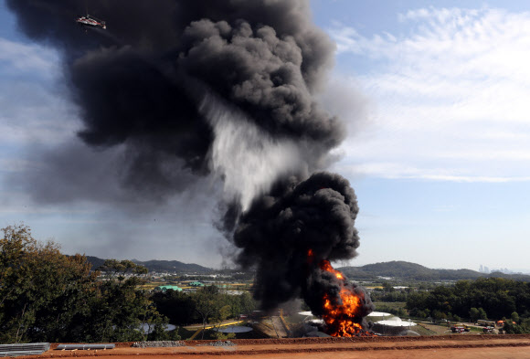 7일 경기도 고양시 덕양구 화전동 송유관공사 저유소에서 휘발유 탱크 폭발로 추정되는 큰불이 발생, 소방대원등이 화재를 진압하고 있다. 2018.10.7  연합뉴스