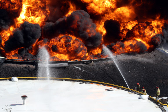 7일 경기도 고양시 덕양구 화전동 송유관공사 저유소에서 휘발유 탱크 폭발로 추정되는 큰불이 발생, 소방대원등이 화재를 진압에 애를 쓰고 있다. 2018.10.7  연합뉴스