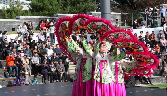 전통공연예술문화학교 30주년을 맞아 7일 국립국악원 연회야외마당에서 열린 기념공연을 찾은 시민들이 화려한 부채춤을 비롯해 삼고무, 도살풀이춤, 허튼춤, 답교쇠놀이춤, 호남살풀이춤, 춘앵무, 태평무, 진도북춤 등 전통공연예술문화학교만의 자랑인 다양한 장르의 전통춤을 관람했다. 2018.10.7 사진=전통공연예술문화학교 제공