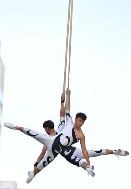 제15회 추억의 충장축제 3일째인 7일 광주 동구 금남로 일원에서 서커스 공연이 펼쳐지고 있다. 이번 충장축제는 ‘추억, 세대공감!’을 주제로 9일까지 국립아시아문화전당과 5·18민주광장, 충장로·금남로·예술의거리 일원에서 펼쳐진다. 2018.10.7 뉴스1