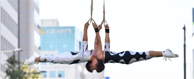 제15회 추억의 충장축제 3일째인 7일 광주 동구 금남로 일원에서 서커스 공연이 펼쳐지고 있다. 이번 충장축제는 ‘추억, 세대공감!’을 주제로 9일까지 국립아시아문화전당과 5·18민주광장, 충장로·금남로·예술의거리 일원에서 펼쳐진다. 2018.10.7 뉴스1
