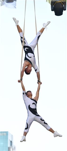 제15회 추억의 충장축제 3일째인 7일 광주 동구 금남로 일원에서 서커스 공연이 펼쳐지고 있다. 이번 충장축제는 ‘추억, 세대공감!’을 주제로 9일까지 국립아시아문화전당과 5·18민주광장, 충장로·금남로·예술의거리 일원에서 펼쳐진다. 2018.10.7 뉴스1