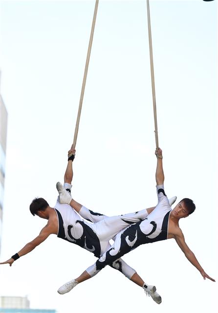 제15회 추억의 충장축제 3일째인 7일 광주 동구 금남로 일원에서 서커스 공연이 펼쳐지고 있다. 이번 충장축제는 ‘추억, 세대공감!’을 주제로 9일까지 국립아시아문화전당과 5·18민주광장, 충장로·금남로·예술의거리 일원에서 펼쳐진다. 2018.10.7 뉴스1