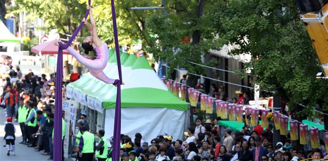 제15회 추억의 충장축제 3일째인 7일 광주 동구 금남로 일원에서 서커스 공연이 펼쳐지고 있다. 이번 충장축제는 ‘추억, 세대공감!’을 주제로 9일까지 국립아시아문화전당과 5·18민주광장, 충장로·금남로·예술의거리 일원에서 펼쳐진다. 2018.10.7 뉴스1