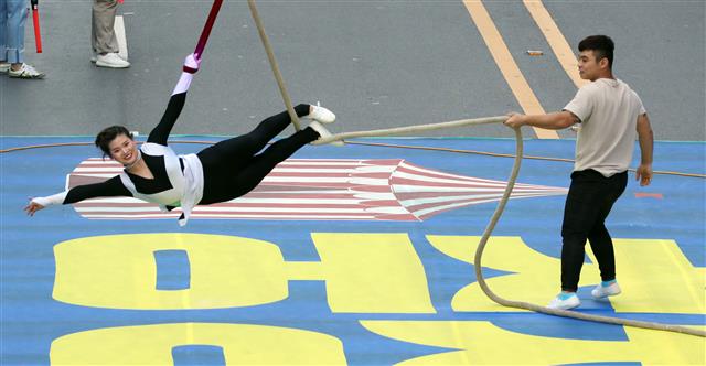 제15회 추억의 충장축제 3일째인 7일 광주 동구 금남로 일원에서 서커스 공연이 펼쳐지고 있다. 이번 충장축제는 ‘추억, 세대공감!’을 주제로 9일까지 국립아시아문화전당과 5·18민주광장, 충장로·금남로·예술의거리 일원에서 펼쳐진다. 2018.10.7 뉴스1
