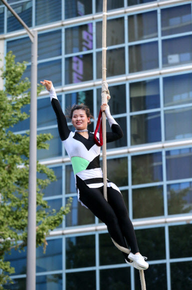 7일 오후 광주 동구 충장로·금남로 일대에서 열린 충장축제 충장퍼레이드에서 서커스가 펼쳐지고 있다. 태풍 탓에 연기해 치러진 퍼레이드는 수창초교에서 국립아시아문화전당 초입까지 약 1.6km에 걸쳐 진행됐다. 2018.10.7  광주 동구청 제공