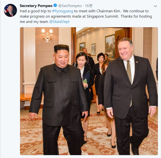 마이크 폼페이오(오른쪽) 미 국무장관이 7일 자신의 트위터에 김정은(왼쪽) 북한 국무위원장과 면담한 사실을 알렸다. 사진은 백화원 영빈관 오찬장으로 들어서는 두 사람. 2018.10.7 폼페이오 트위터 캡처