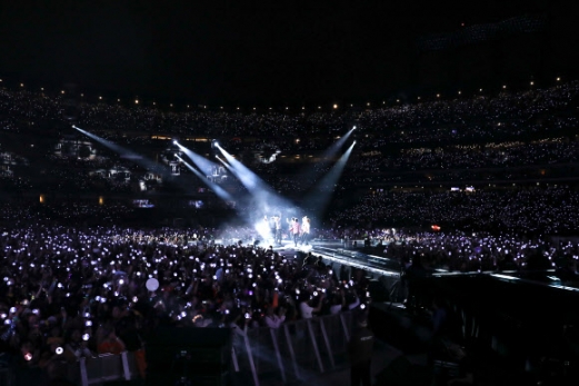 6일(현지시간) 방탄소년단의 ‘러브 유어셀프’ 북미 투어 마지막 공연이 열린 미국 뉴욕의 시티필드가 경기장을 가득 채운 4만명의 팬들이 든 ‘아미밤’(응원봉)으로 빛나고 있다. <br>빅히트엔터테인먼트 제공