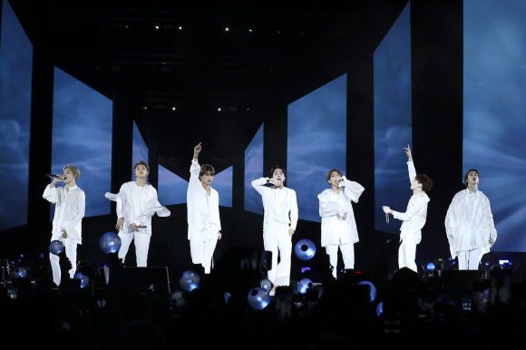 한국 가수 최초로 미국 스타디움 무대에 선 방탄소년단이 열정적인 공연을 선보이고 있다. 왼쪽부터 지민, RM, 뷔, 제이홉, 정국, 슈가, 진. <br>빅히트엔터테인먼트 제공