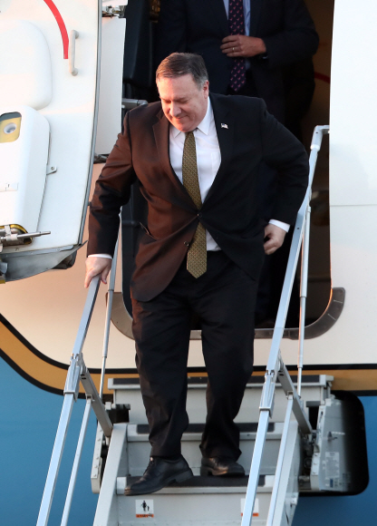 마이크 폼페이오 미국 국무장관이 7일 오후 경기도 평택시 오산공군기지를 통해 입국하고 있다.폼페이오 장관은 이날 문재인 대통령을 만나 김정은 북한 국무위원장과 면담한 결과를 공유하고 한반도 비핵화와 관련한 대화를 나눌 전망이다. 20181007 평택=사진공동취재단