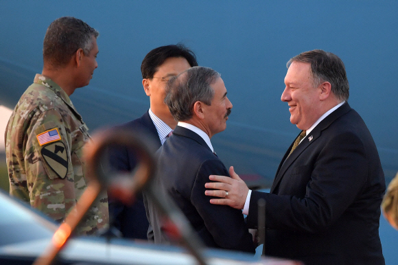 김정은 북한 국무위원장을 만난 마이크 폼페이오 미국 국무장관이 7일 오후 경기도 평택시 오산공군기지를 통해 입국한 뒤 해리 해리슨 주한미국대사와 인사고 있다. 20181007 평택=사진공동취재단