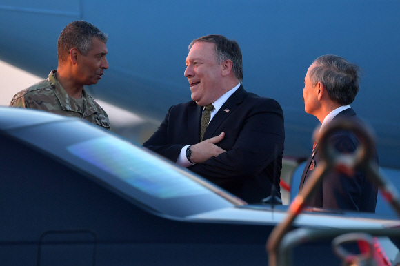 김정은 북한 국무위원장을 만난 마이크 폼페이오 미국 국무장관이 7일 오후 경기도 평택시 오산공군기지를 통해 입국한 뒤 빈센트 브룩스 주한미군사령관, 해리 해리슨 주한미국 대사와 대화하고 있다. 20181007 평택=사진공동취재단