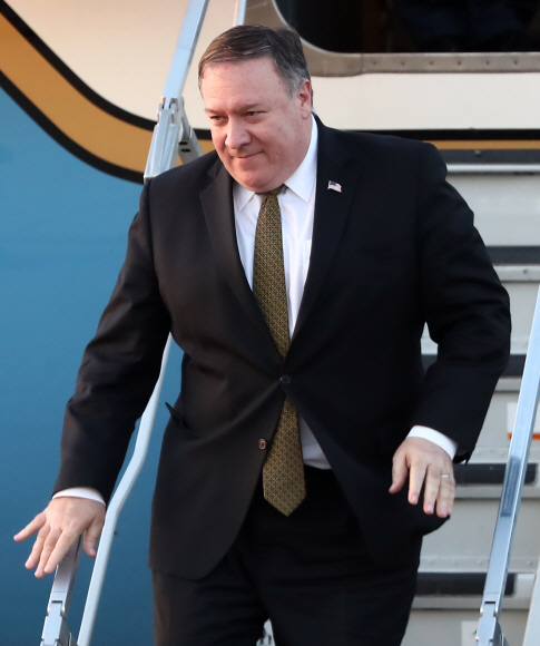 마이크 폼페이오 미국 국무장관이 7일 오후 경기도 평택시 오산공군기지를 통해 입국하고 있다.폼페이오 장관은 이날 문재인 대통령을 만나 김정은 북한 국무위원장과 면담한 결과를 공유하고 한반도 비핵화와 관련한 대화를 나눌 전망이다. 20181007 평택=사진공동취재단