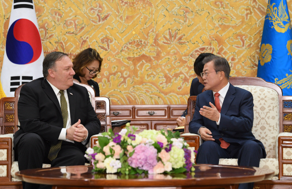문재인 대통령이 7일 오후 청와대에서 김정은 북한 국무위원장을 만나고 방한한 마이크 폼페이오 미 국무부장관을 면담하고 있다. 2018.10.7.  도준석 기자 pado@seoul.co.kr
