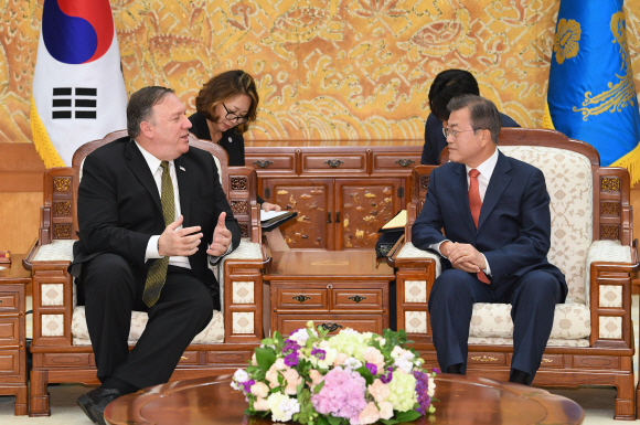 문재인 대통령이 7일 오후 청와대에서 김정은 북한 국무위원장을 만나고 방한한 마이크 폼페이오 미 국무부장관을 면담하고 있다. 2018.10.7.  도준석 기자 pado@seoul.co.kr