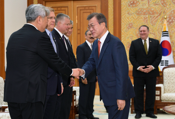 문재인 대통령이 7일 오후 청와대에서 김정은 북한 국무위원장을 만나고 방한한 마이크 폼페이오 미 국무부장관 및 관계자들과 악수하고 있다. 2018.10.7.도준석 기자 pado@seoul.co.kr