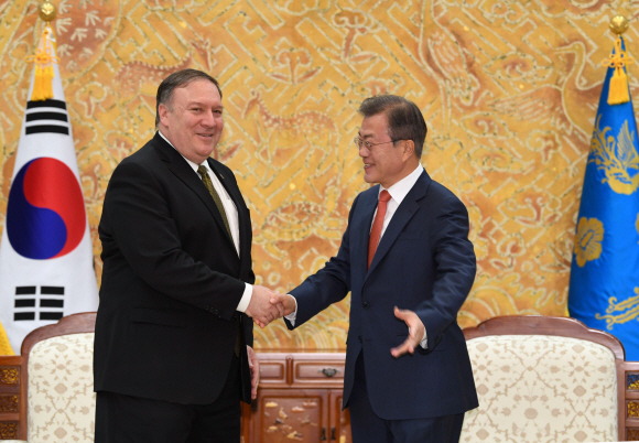 문재인 대통령이 7일 오후 방북 직후 청와대를 찾은 마이크 폼페이오 미 국무장관을 만나 악수하고 있다. 폼페이오 장관은 이날 오전 북한 평양을 찾아 김정은 국무위원장을 만나 한반도 비핵화 관련 일정을 협의한 직후 문 대통령을 만났다. 2018.10.7. 도준석 기자 pado@seoul.co.kr