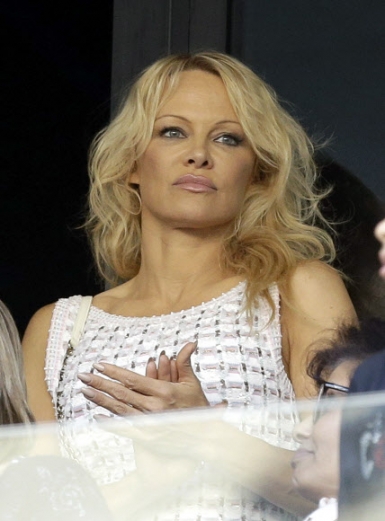 영화배우 파멜라 앤더슨이 7일(현지시간) 프랑스 마르세유의 벨로드롬 스타디움에서 열린 마르세유와 캉의 리그1 경기를 관람하러 경기장을 찾은 모습이 포착됐다.<br>AP 연합뉴스