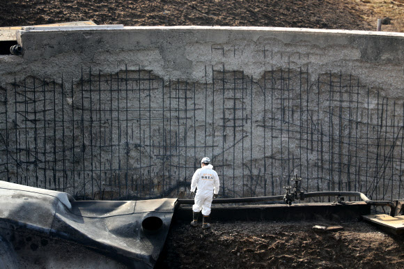 철골이 드러난 저유소