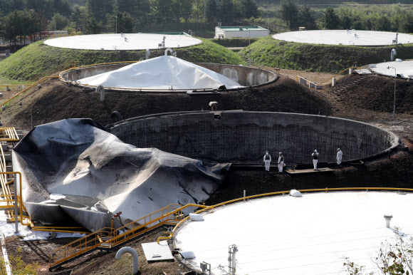 저유소 화재 현장 조사하는 소방 관계자들