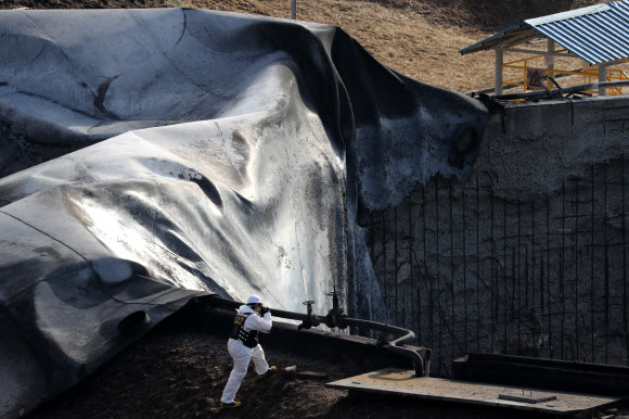 저유소 화재 현장 조사하는 소방 관계자들