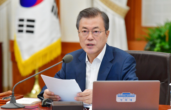 문재인 대통령이 8일 청와대 본관에서 열린 국무회의를 주재하고 있다. 2018. 10. 8. 도준석 기자 pado@seoul.co.kr