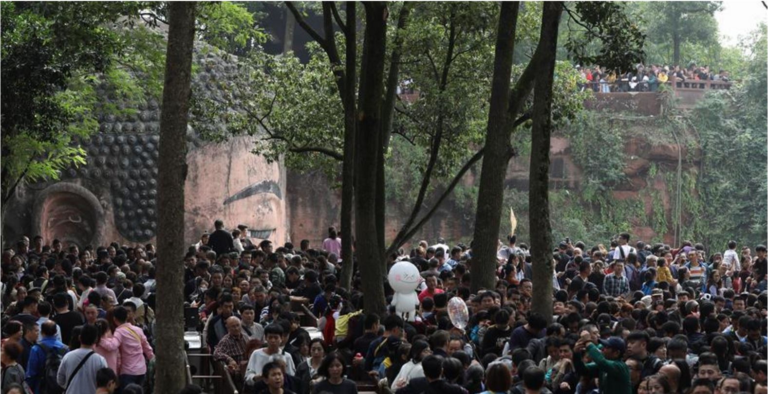 중국 대표적 관광지인 낙산 대불에 지난 4일 수많은 관광객이 몰려있다. 출처:신화사
