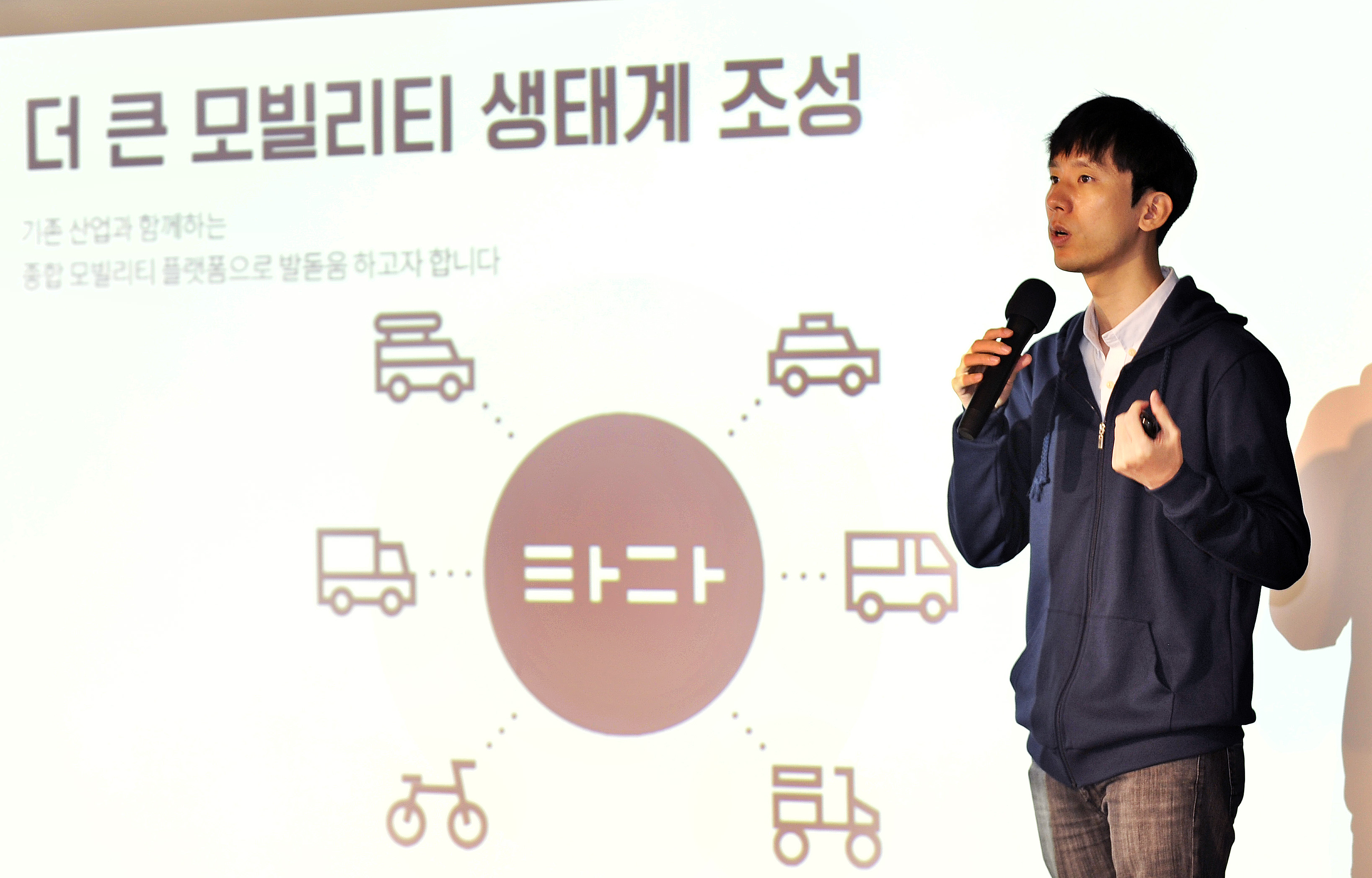 박재욱 VCNC 대표가 8일 서울 선릉로 디캠프에서 미디어데이를 열고 새 차량공유 플랫폼 ‘타다’를 소개하고 있다. VCNC 제공 