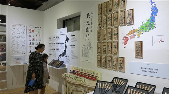 시민들이 동부창고 8동에서 열린 젓가락 페스티벌 전시회에서 작품들을 보고 있다.
