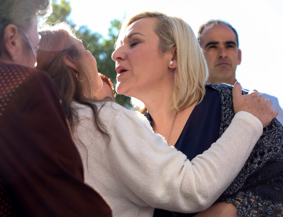 자신이 생모로부터 빼돌려졌다는 사실을 알게된 이네스 마드리갈(오른쪽)이 8일(현지시간) 스페인 마드리드 지방법원 앞에서 판결을 기다리는 동안 동병상련의 아픔을 나누는 지지자들과 포옹하고 있다. 마드리드 로이터 연합뉴스