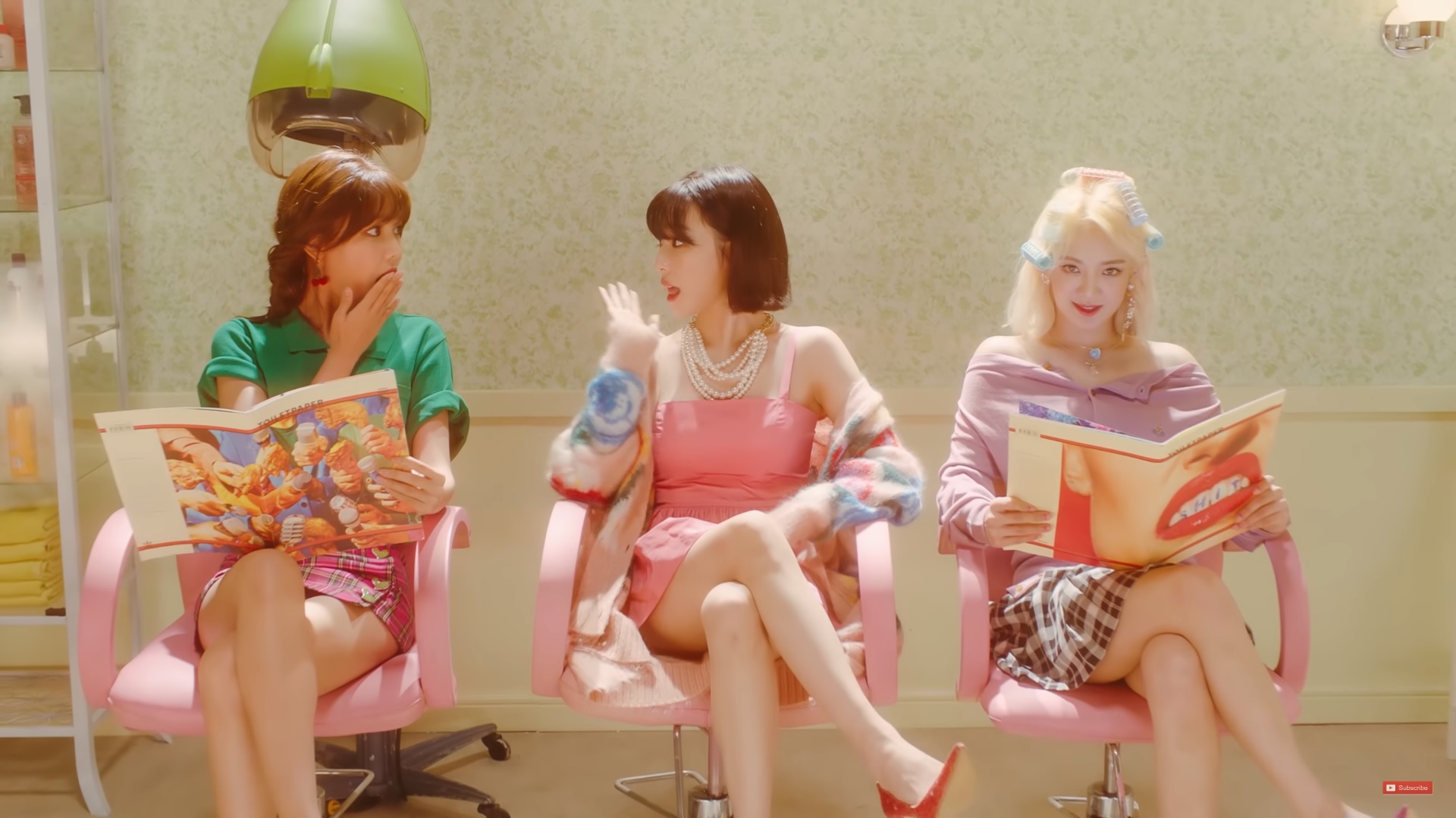 티파니 영이 최근 발표한 ‘티치 유’ 뮤직비디오에 수영과 효연이 출연해 눈길을 끌었다. ‘티치 유’ 뮤직비디오 캡처