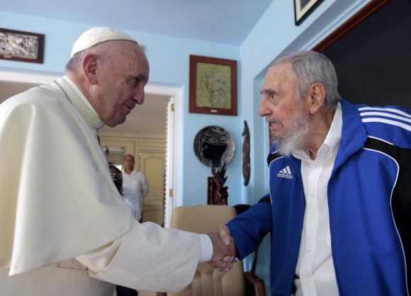 교황, 2015년 쿠바서 카스트로와 악수