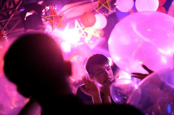 베트남 청년들이 하노이 나이트클럽에서 마약풍선 ‘해피벌룬’을 통해 환각물질의 일종인 아산화질소를 흡입하는 모습. 사진은 내용과 무관. 하노이 AFP 로이터 연합뉴스