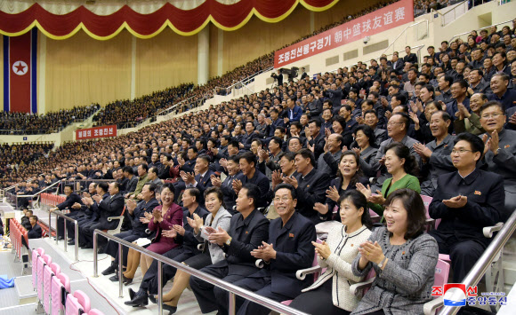 9일 북한 주민들이 평양 류경정주영체육관에서 열린 북한과 중국의 여자농구 친선경기를 관람하고 있다. 2018.10.10 평양 조선중앙통신=연합뉴스