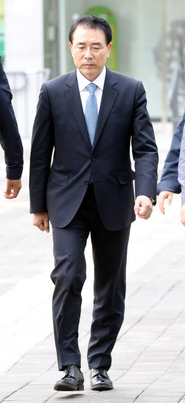 신한은행 신입사원 부정채용 의혹을 받는 조용병 신한금융지주 회장이 10일 오전 영장심사를 받기 위해 서울동부지법에 출석하고 있다. 2018.10.10  연합뉴스