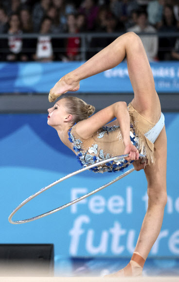 핀란드의 오로라 아르벨로가 9일(현지시간) 아르헨티나 부에노스 아이레스에서 열린 ‘2018 청소년 올림픽’에서 리듬체조 개인전에서 후프 연기를 펼치고 있다. AP 연합뉴스