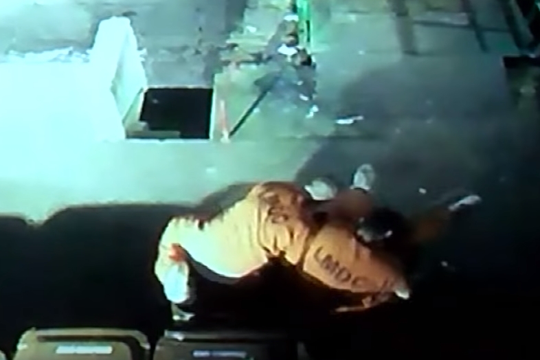 쓰레기통에 숨어 탈옥하는 죄수들