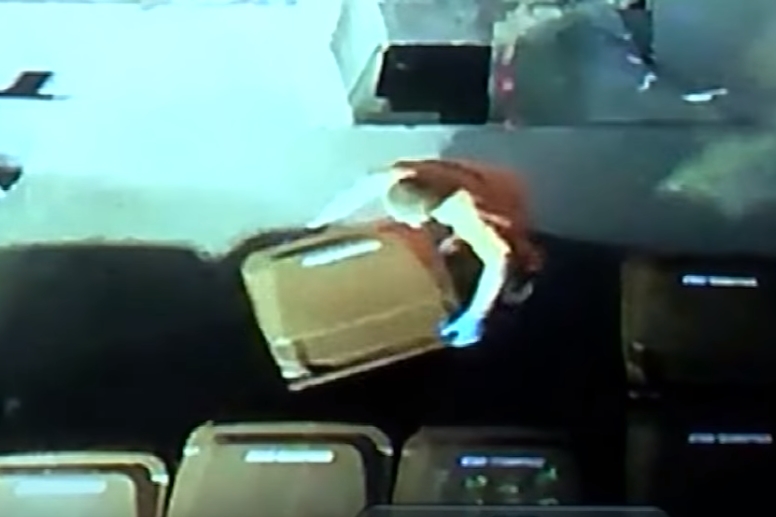 쓰레기통에 숨어 탈옥하는 죄수들