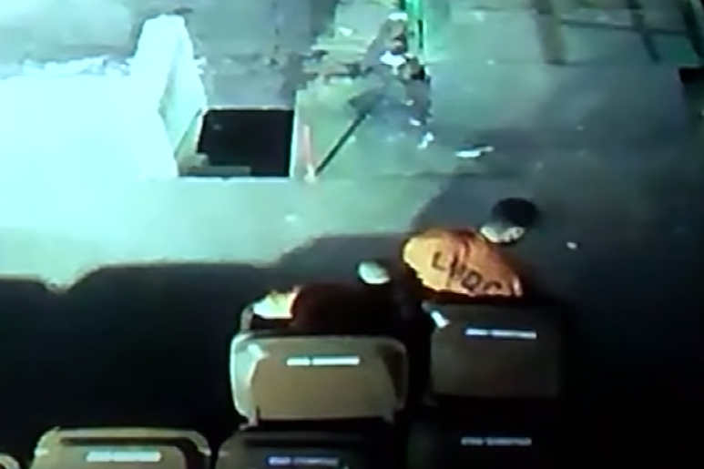 쓰레기통에 숨어 탈옥하는 죄수들