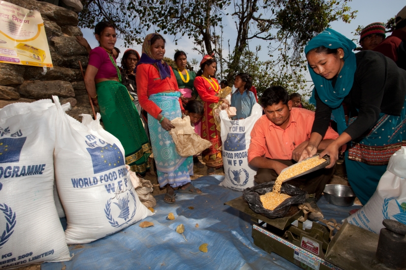 네팔에서 식량 구호활동을 벌이고 있는 유엔세계식량계획 관계자들                     WFP 홈페이지