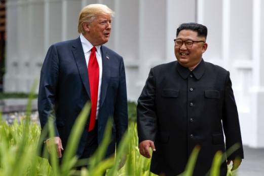 도널드 트럼프(왼쪽) 미국 대통령과 김정은 북한 국무위원장. AP 연합뉴스