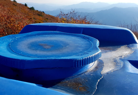 국립공원 덕유산 정상에 첫 얼음